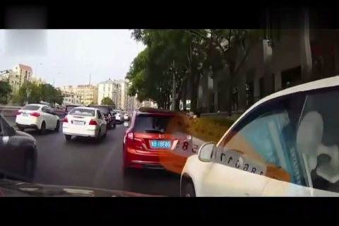 36吨重的渣土车冲过来，电动车司机为活命，做出了惊人的举动