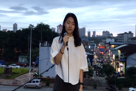 记录仪实拍的画面，在卡车面前轿车就像一件玩具