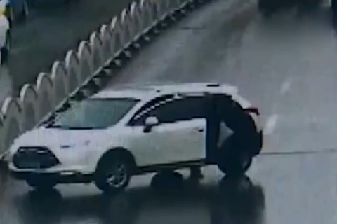 女司机挂前进挡下车 马路上演疯狂追车记