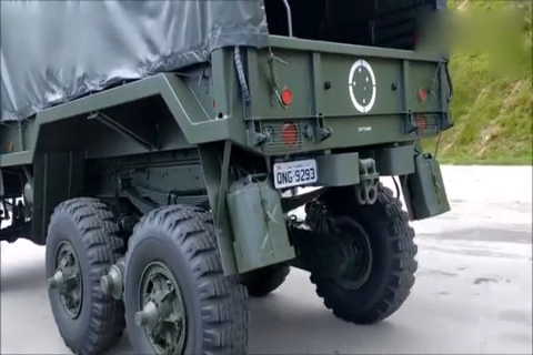 奔驰卡车奔驰LG1519越野卡车,独特的驱动系统,开起来就很拉风!