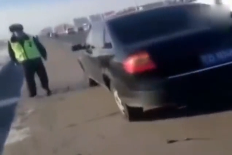 奥迪追尾三轮电动车 撞出30多米远