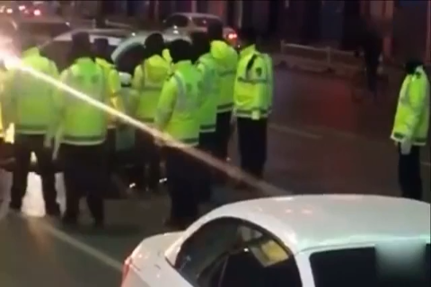 司机疯狂冲卡玩消失 迫于压力投案自首