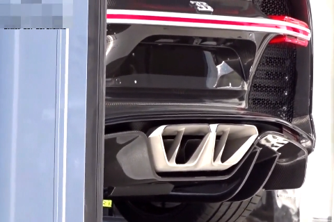 8000万布加迪跑车是怎么交付4S店的，驾驶员都很紧张