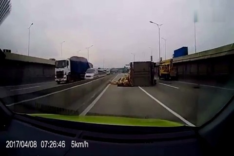 SUV女司机错把油门当刹车，一脚油门后出现可怕一幕