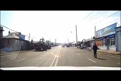 十字路口白色SUV左看了一眼，最后还是选择了冲过去！