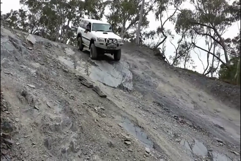 SUV上坡，看着都惊险，替司机捏把汗！