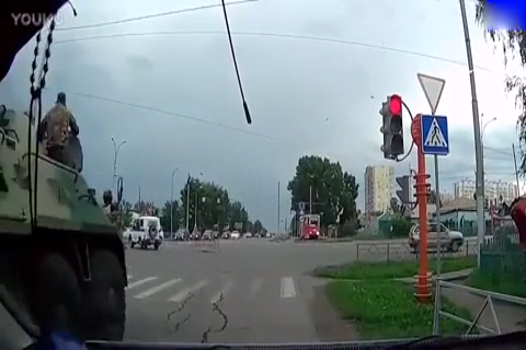 SUV就这技术还想别车,哪料方向打猛自食其果, 回家再练二十年吧