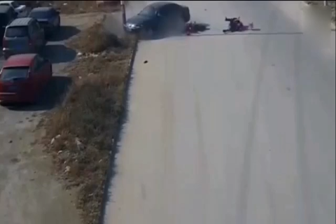 汽车为避让电动车 甩尾再追尾