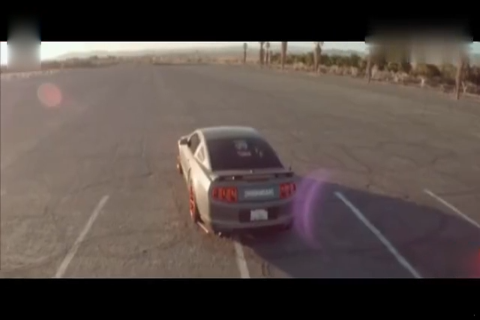 似余晖下暴躁的马儿 福特野马疯狂漂移