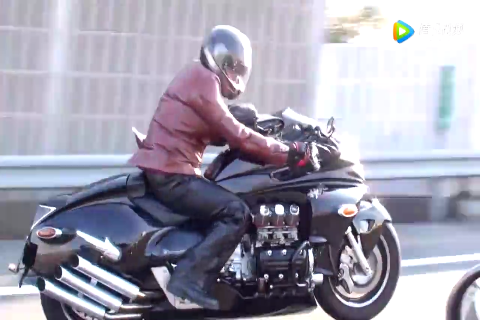 这声浪和卡车差不多了，六缸发动机排量1800cc的本田重机车