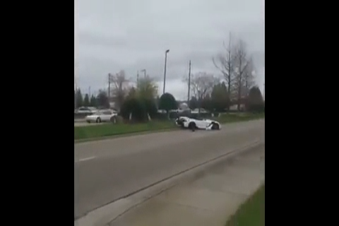 超级跑车车祸事故_ 有买超跑的钱, 没开超跑的命