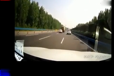 作死电动车小情侣闯红灯, 大货车饶他们一命, 依旧没阻止悲剧发生