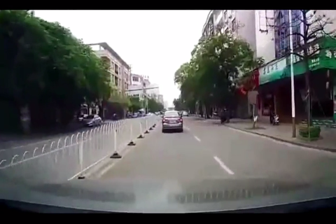 高速上本田SUV与大货车斗气，没想到会被报复，车毁人亡