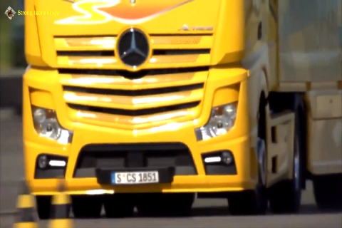 做了一个麋鹿测试，才体现出奔驰卡车有多厉害