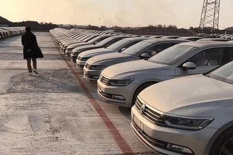 大批17款大众迈腾库存车停满广场，4S店：回笼资金，一律7折