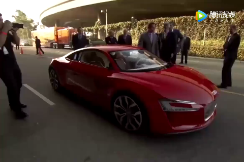 公路上碰到一辆奥迪跑车，认出车主后才知道什么叫气场！