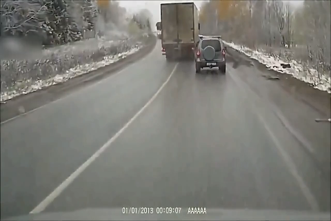 大卡车上路，既疯狂又霸道，老司机怎么办