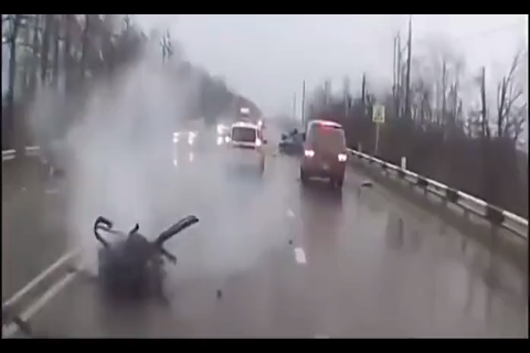 蓝色轿车疯狂飙车，还没反应过来就撞上了大卡车