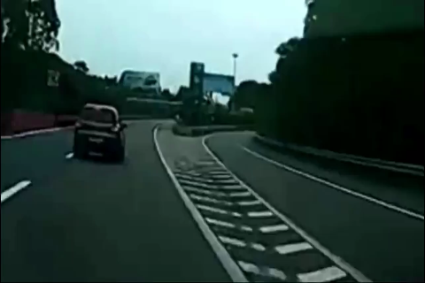 SUV停车犹豫是否下车，大货车不愿意等他思考了