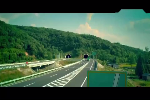 小伙开跑车接刚回国的女友，没想到女友带回来巨款