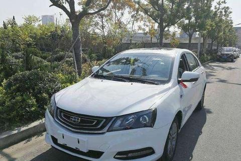 吉利帝豪撞击奔驰GLK，奔驰质量让人看不懂，网友：国产车真硬？