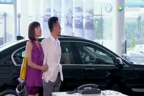 姑娘被4S店开除，直接带亿万富豪哥哥去店里一下买了三辆跑车