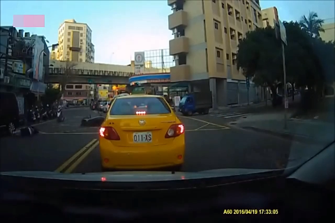 路人过马路太疯狂，害了摩的哥儿