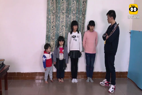 孩子们犯错被坏爸爸拿戒尺打屁股，亲子互动|亲子|孩子|戒尺_新浪新闻
