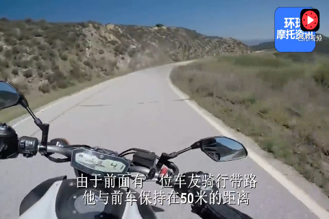 摩托车山路来不及躲闪，被卡车直接撞到山下！