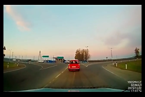 轿车失控冲入对向车道，瞬间被卡车打脸