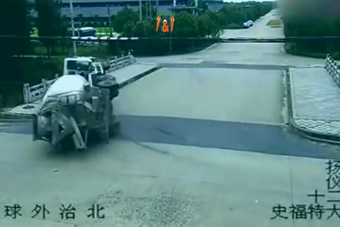 监控实拍：电动车司机双双挑衅大货车，3秒后无一幸免！