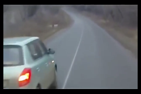 路滑轿车失控瞬间，直冲卡车底部