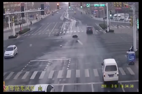 电动车闯红灯被撞飞，路过车辆却没有一人施救