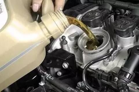 厂家：您的汽车跑5000公里了！赶紧换机油吧！车主：不换！