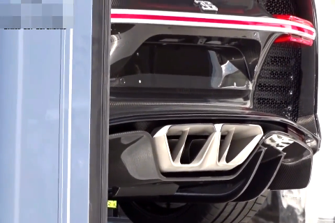 8000万布加迪跑车是怎么交付4S店的，驾驶员都很紧张