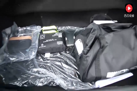 250万的奔驰跑车刚到货，打开后备箱看到随车附件才知道啥叫霸气