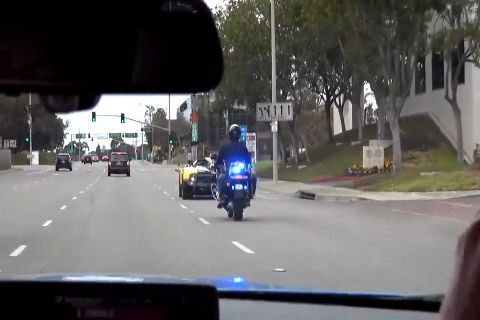 4000万帕加尼跑车公路遇到骑重机的交警，车主瞬间蒙圈了！