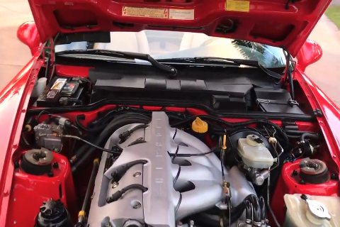 20年前的保时捷跑车有多霸气，女销售打开引擎盖就知道了