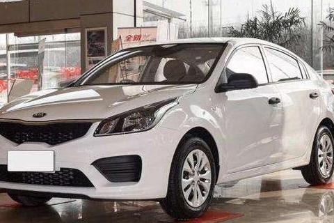 起亚K2乞丐版，没有收音机没有电动车窗，多功能方向盘还是模型