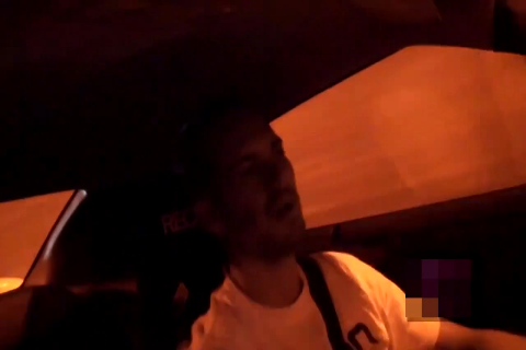 街头遇到一辆飞驰的跑车看到车主后我不禁潸然泪下