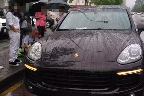 司机开新车去上牌，车管所路口把人撞飞，4S店全责？