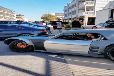外国土豪真低调，超级跑车非要改成破车，一踩油门出卖了你
