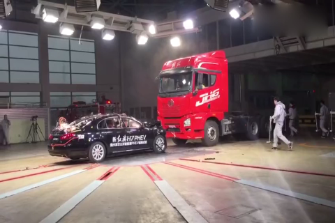 红旗汽车携手中汽中心，模拟实际交通安全碰撞事故