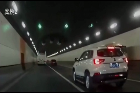 隧道内，红色轿车变道加塞，幸亏SUV反应及时避免了一起重大事故