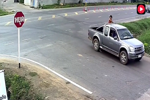 电动车作死闯红灯，却被大卡车碾了过去，真惨！