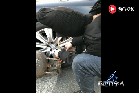 二货男偷车遇疯狂司机，这连环锁神偷都奈何不了！