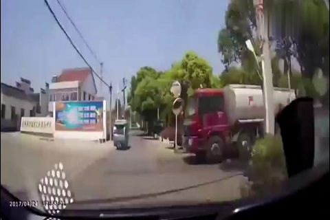 摩托车主不看路酿车祸，看着眼前被撞的跑车，他心已死