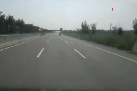 疯狂的摩托车，120公里瞬间被秒