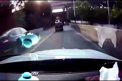 这辆黑色SUV到底是想干啥，看了几次都没看懂