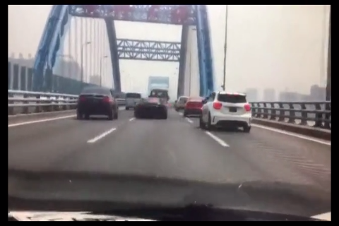 路遇超级跑车连续超车，哈哈我也跟上了!
